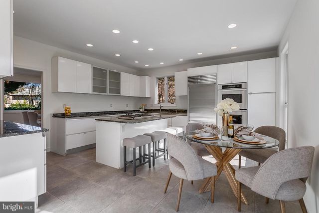 4709 FOXHALL CRES NW, Washington, DC 20007