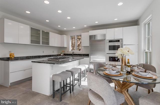 4709 FOXHALL CRES NW, Washington, DC 20007