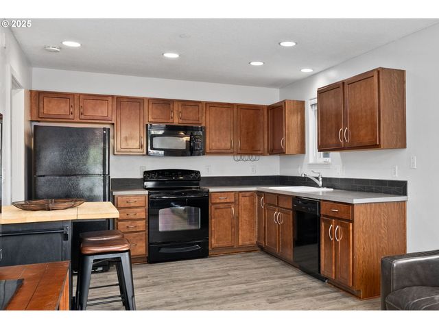11923 Se ASH St 16, Portland, OR 97216