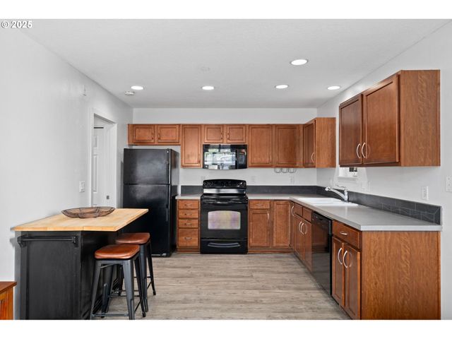 11923 Se ASH St 16, Portland, OR 97216