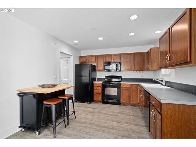 11923 Se ASH St 16, Portland, OR 97216