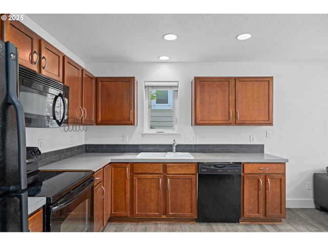 11923 Se ASH St 16, Portland, OR 97216