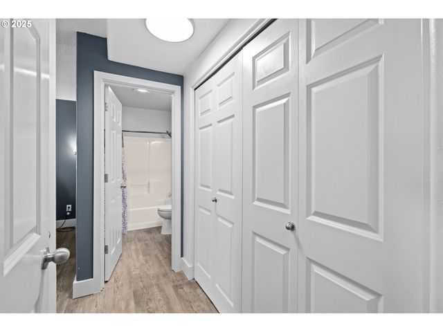 11923 Se ASH St 16, Portland, OR 97216