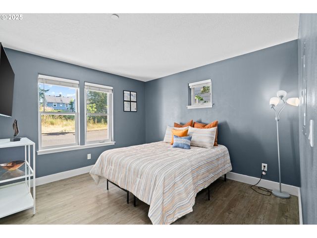 11923 Se ASH St 16, Portland, OR 97216