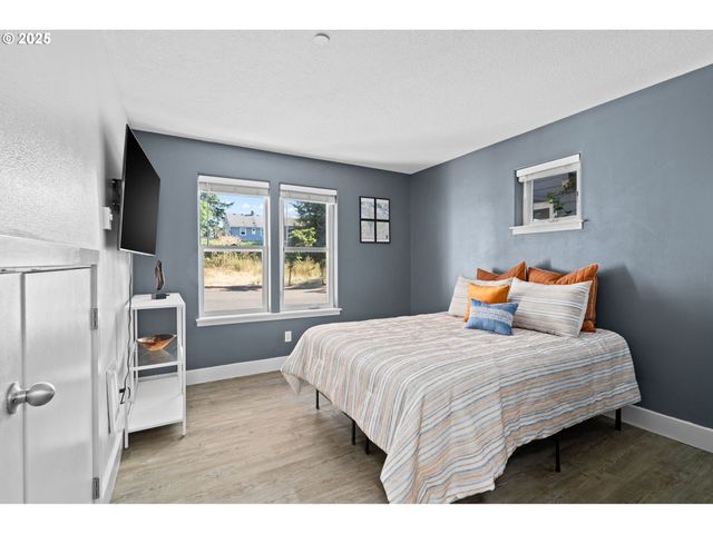 11923 Se ASH St 16, Portland, OR 97216