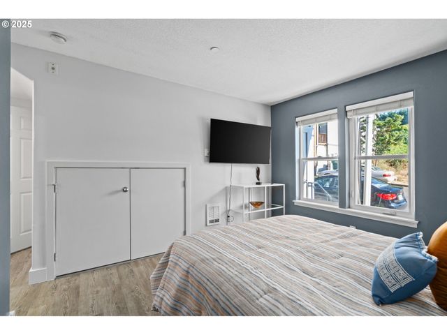 11923 Se ASH St 16, Portland, OR 97216