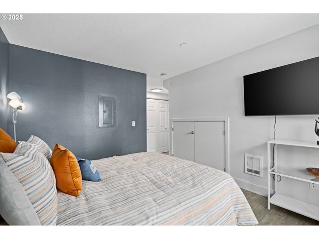 11923 Se ASH St 16, Portland, OR 97216