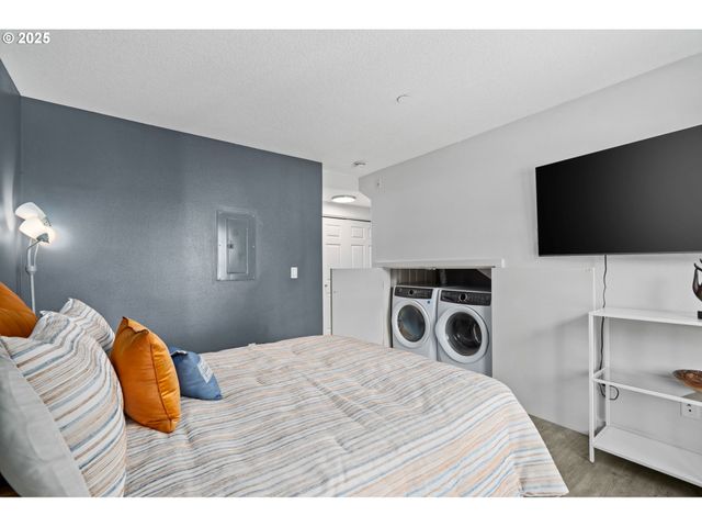 11923 Se ASH St 16, Portland, OR 97216