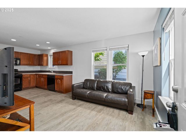 11923 Se ASH St 16, Portland, OR 97216