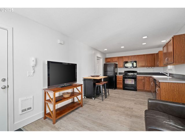 11923 Se ASH St 16, Portland, OR 97216