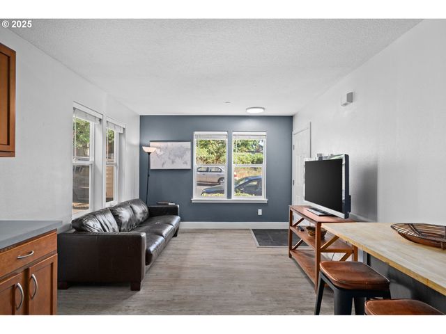 11923 Se ASH St 16, Portland, OR 97216