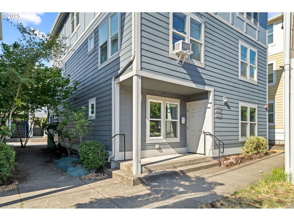 11923 Se ASH St 16, Portland, OR 97216