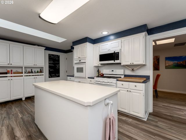 1765 CINNAMON HILL Dr Se, Salem, OR 97306