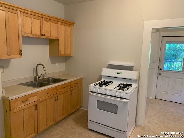 1020 W Russell Pl, San Antonio, TX 78212