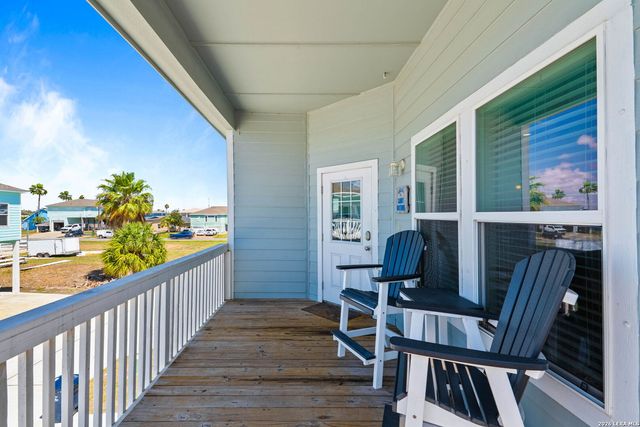 107 Caledonia Dr, Rockport, TX 78382