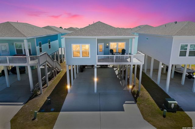 107 Caledonia Dr, Rockport, TX 78382
