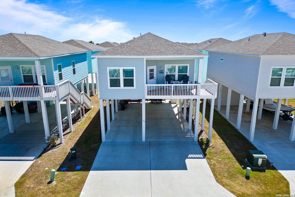 107 Caledonia Dr, Rockport, TX 78382