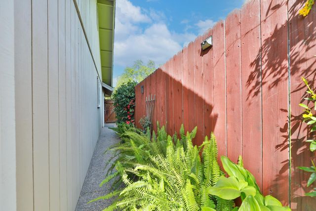 8050 Garryanna Dr, Citrus Heights, CA 95610