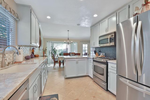 8050 Garryanna Dr, Citrus Heights, CA 95610