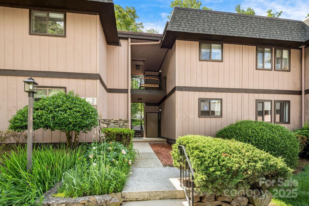 15 Lake Drive D2, Laurel Park, NC 28739