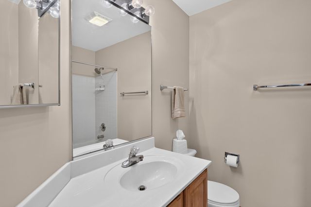 1970 Gary Court B, Schaumburg, IL 60193