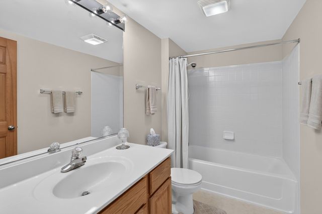 1970 Gary Court B, Schaumburg, IL 60193