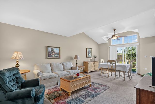 1970 Gary Court B, Schaumburg, IL 60193