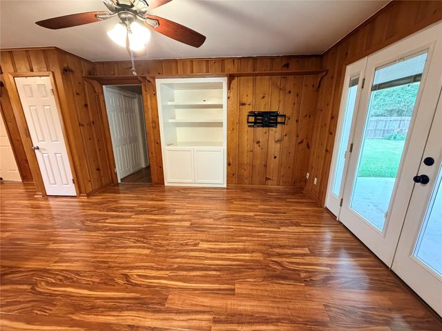 2111 Bush Drive, Huntsville, TX 77320