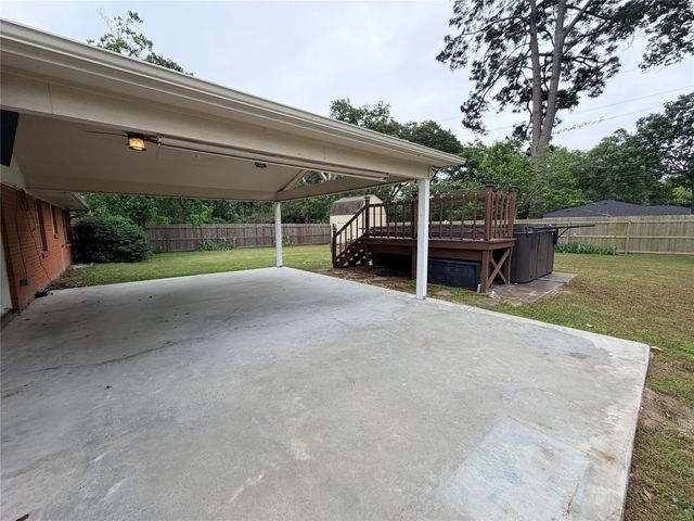 2111 Bush Drive, Huntsville, TX 77320