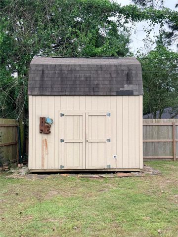 2111 Bush Drive, Huntsville, TX 77320