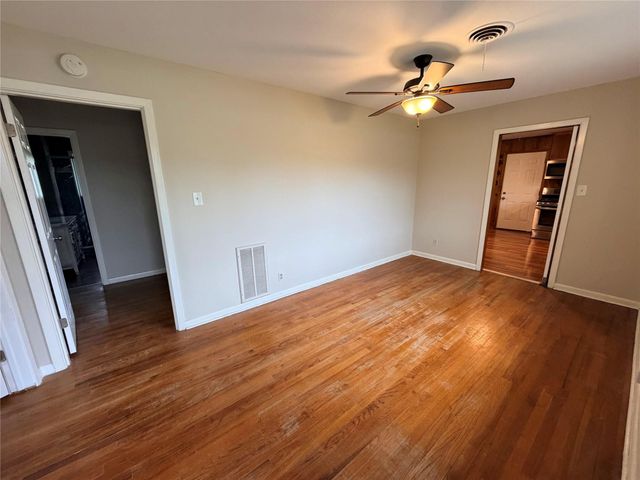 2111 Bush Drive, Huntsville, TX 77320