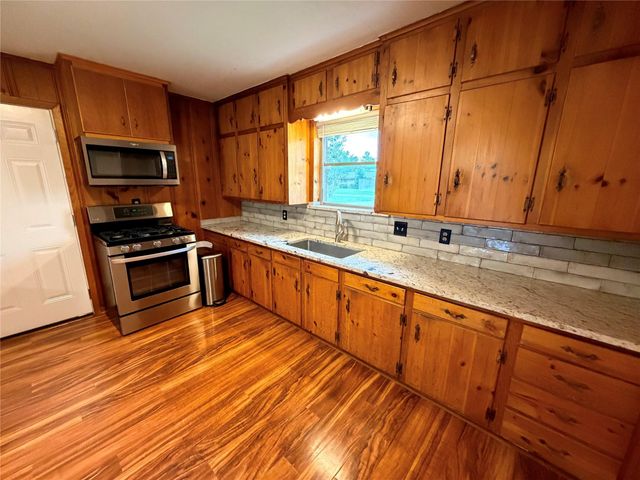 2111 Bush Drive, Huntsville, TX 77320