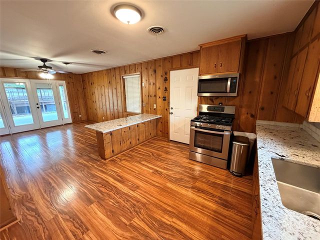 2111 Bush Drive, Huntsville, TX 77320