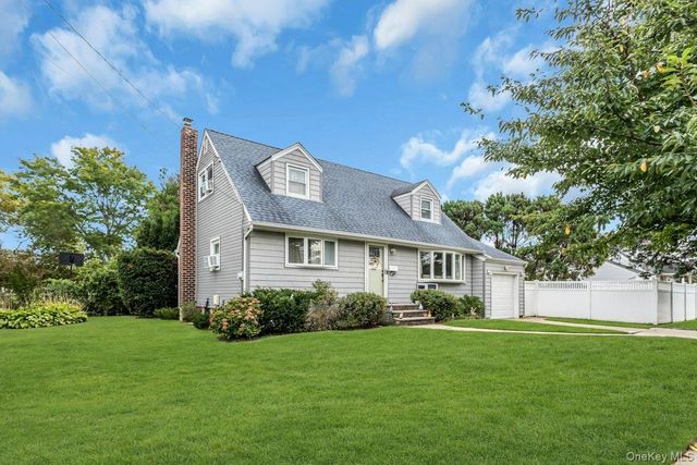 8 N Summit Drive, Massapequa, NY 11758