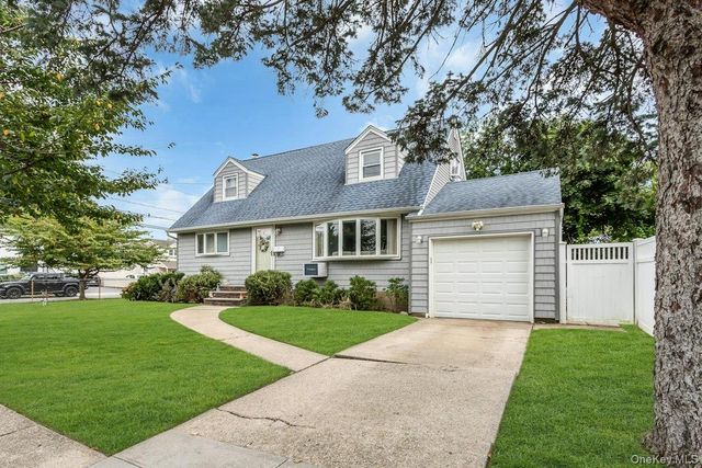 8 N Summit Drive, Massapequa, NY 11758