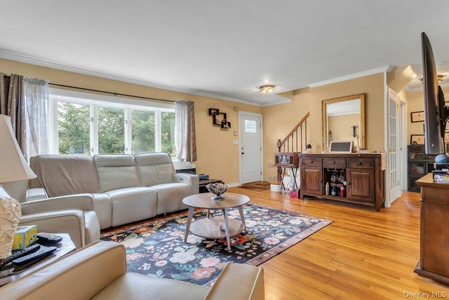 8 N Summit Drive, Massapequa, NY 11758