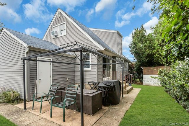 8 N Summit Drive, Massapequa, NY 11758