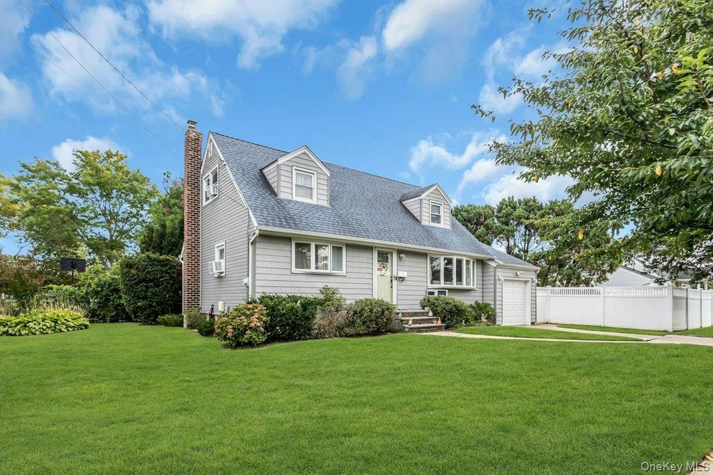 8 N Summit Drive, Massapequa, NY 11758 — photo 2