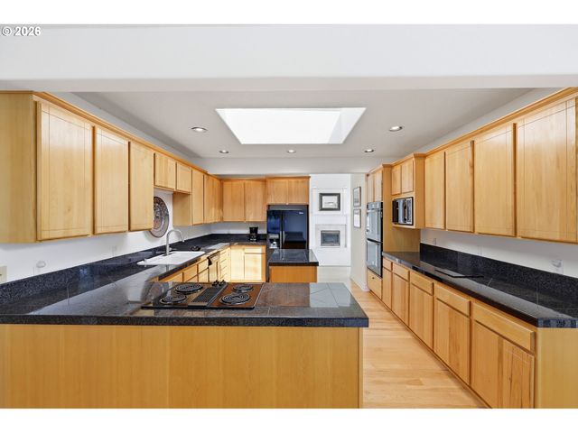 1611 Sw DICKINSON Ln, Portland, OR 97219