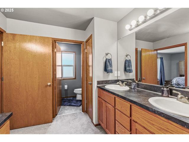 175 ELWOOD Rd, Castle Rock, WA 98611