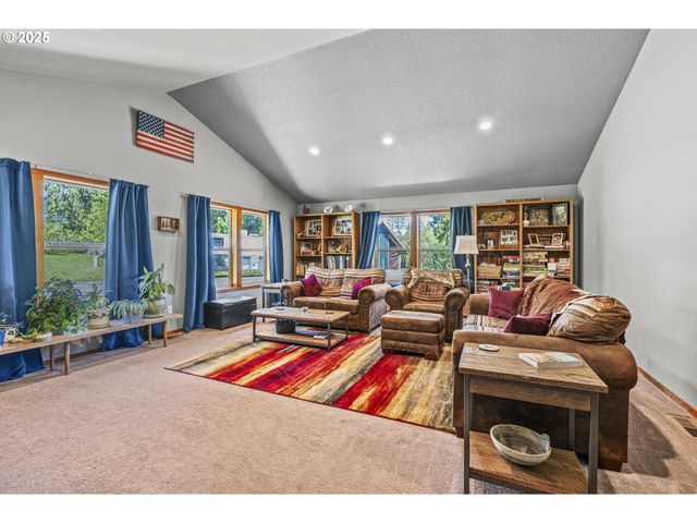 175 ELWOOD Rd, Castle Rock, WA 98611