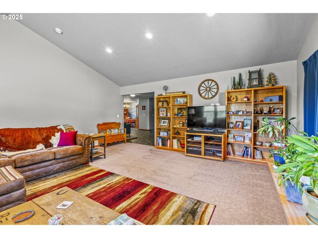 175 ELWOOD Rd, Castle Rock, WA 98611