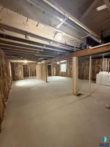 1323 N Spring Ave Avenue, Sioux Falls, SD 57104