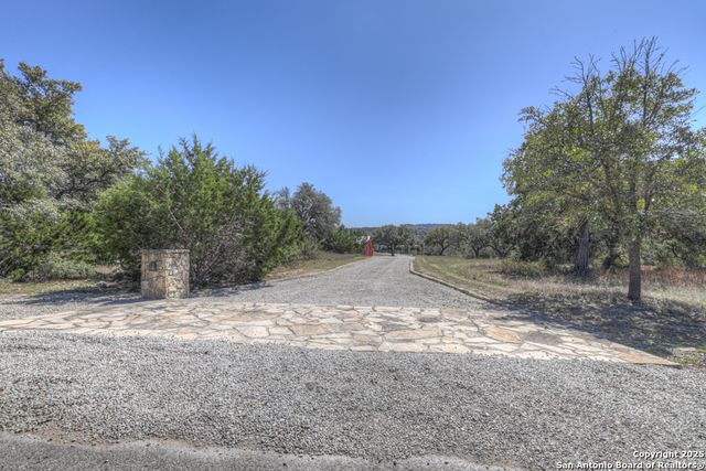 120 Oak Hideaway, Canyon Lake, TX 78133