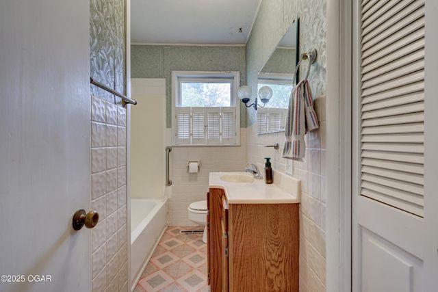 324 E 37th Street, Joplin, MO 64804