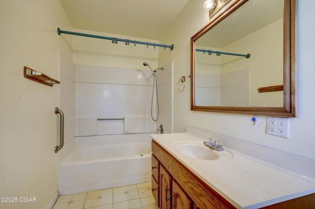 324 E 37th Street, Joplin, MO 64804