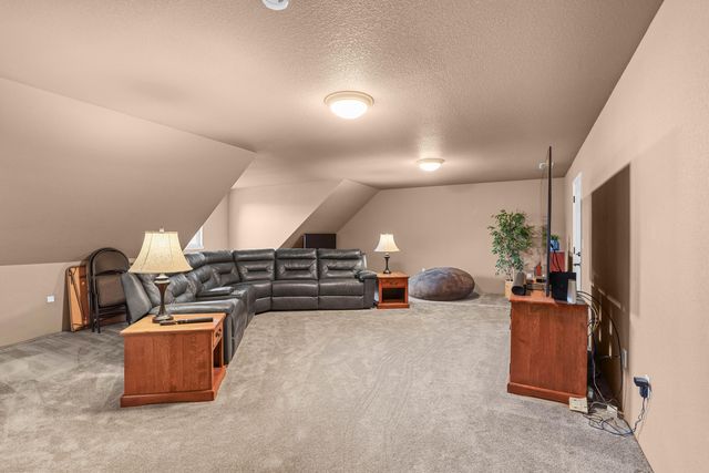 1914 Old Military Road, Central Point, OR 97502