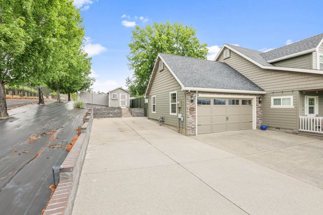 1914 Old Military Road, Central Point, OR 97502