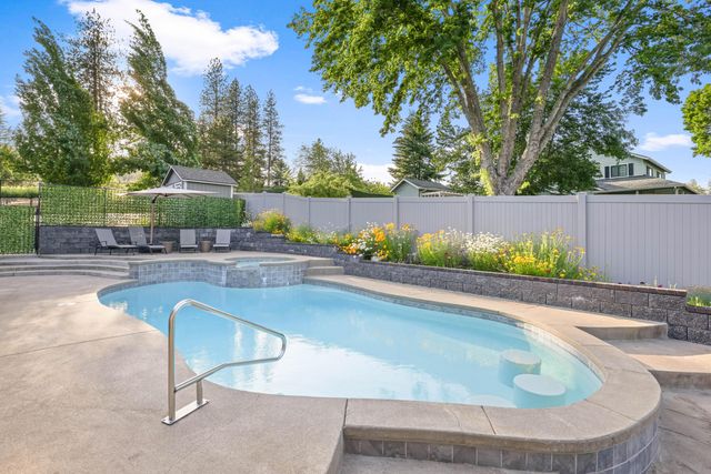 1914 Old Military Road, Central Point, OR 97502