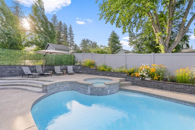 1914 Old Military Road, Central Point, OR 97502